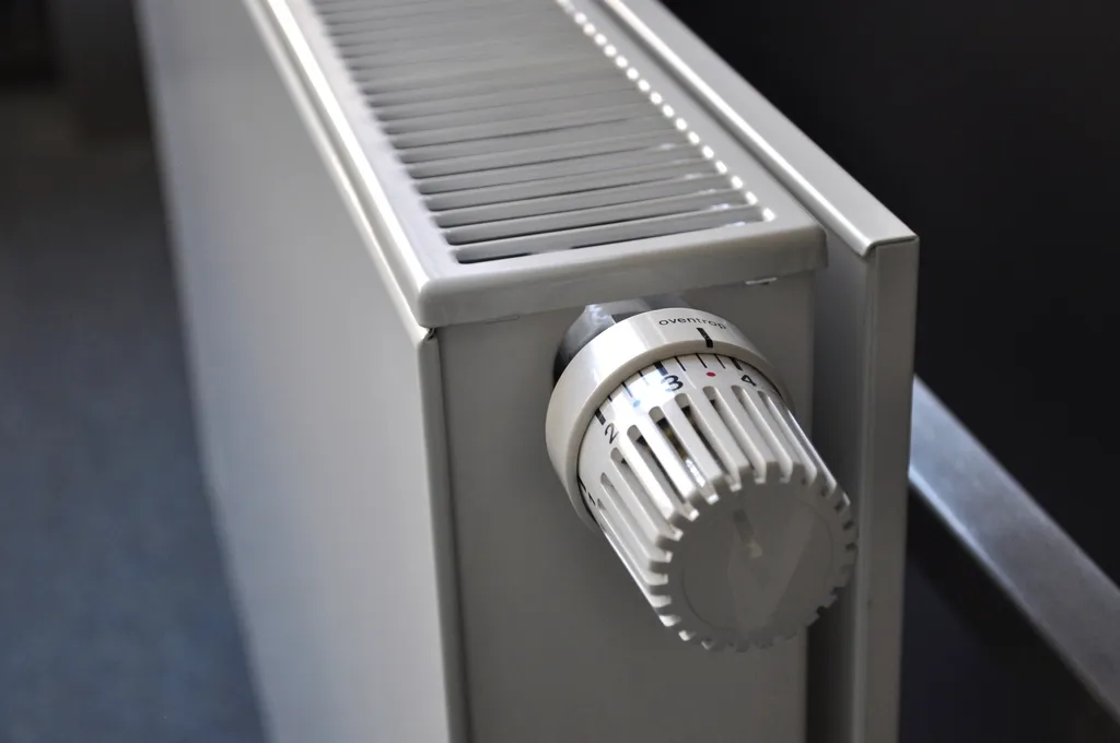 Grzejnik płytowy z głowicą termostatyczną w domowym wnętrzu