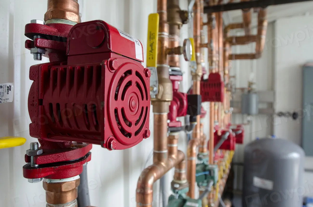 Instalacja grzewcza z pompą obiegową i miedzianymi rurami w kotłowni domowej
