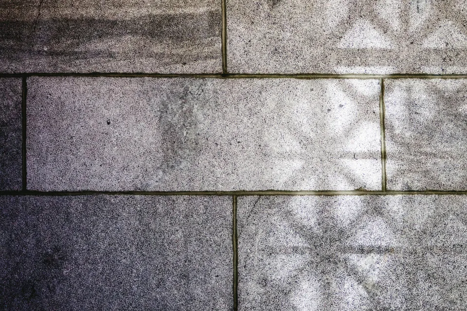 Ściana z bloczków betonowych na budowie domu jednorodzinnego