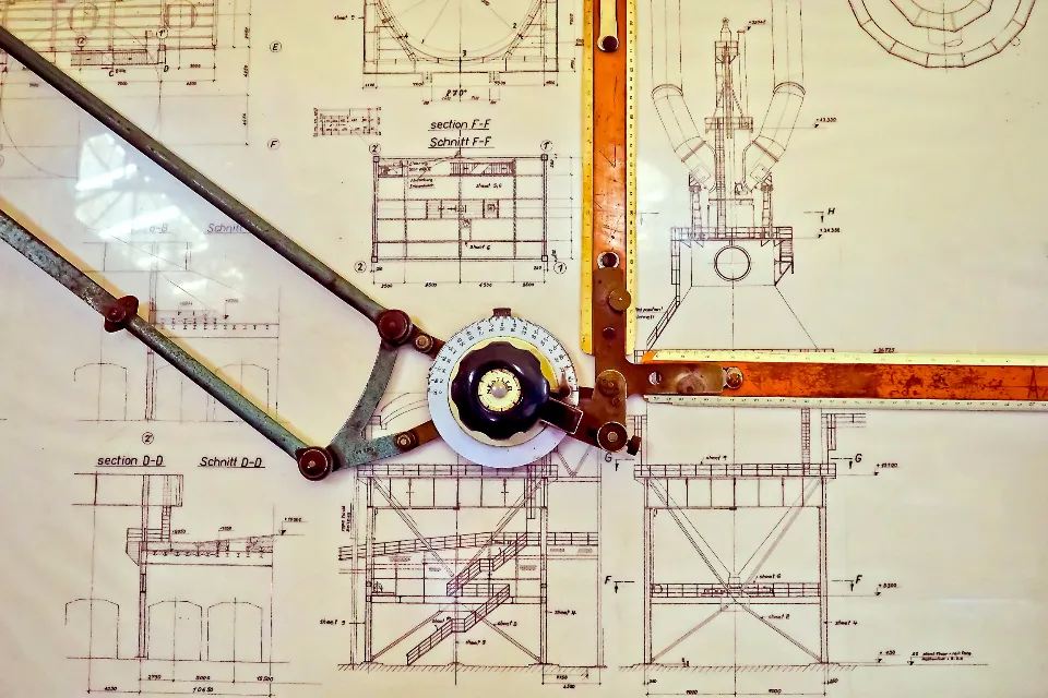 Rysunek techniczny budynku z instrumentami kreślarskimi